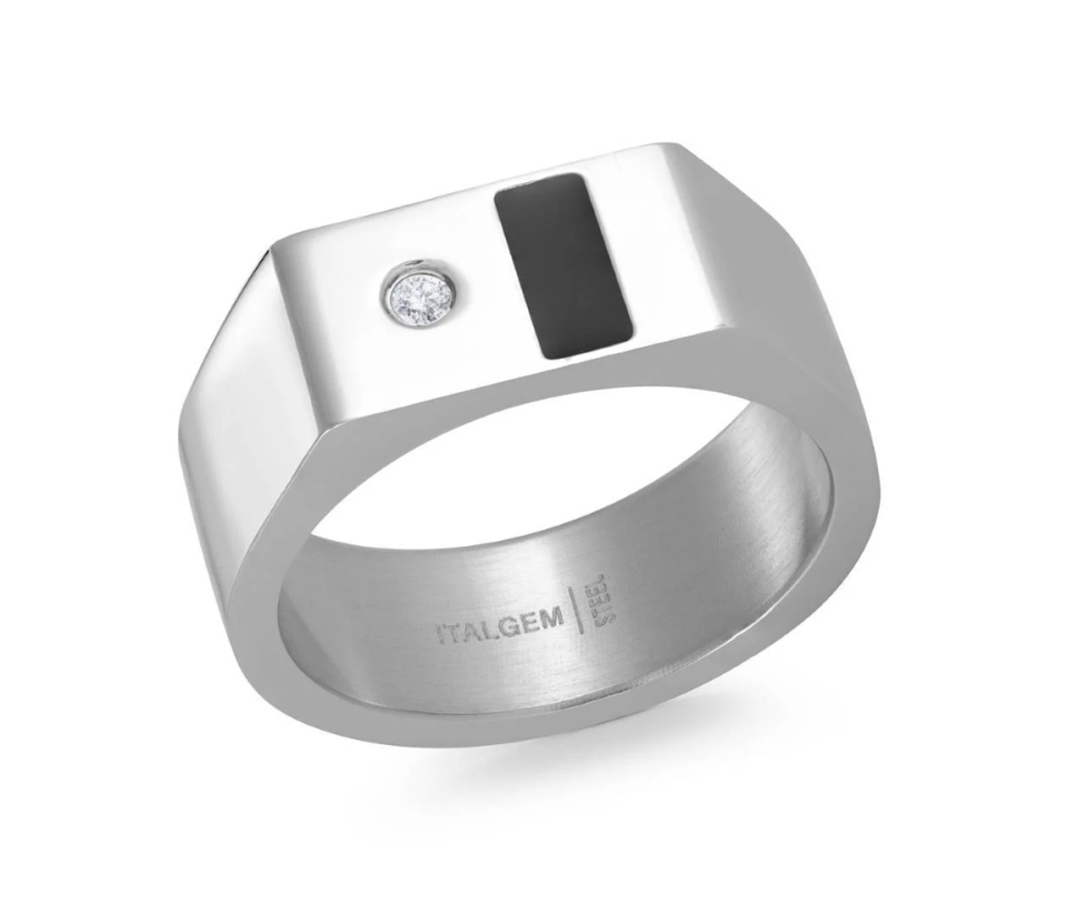 BAGUE CHEVALIÈRE EN ACIER SERTIE D'ONYX ET D'UN CUBIQUE ZIRCONIA BAGUE CHEVALIÈRE EN ACIER SERTIE D'ONYX ET D'UN CUBIQUE ZIRCONIA