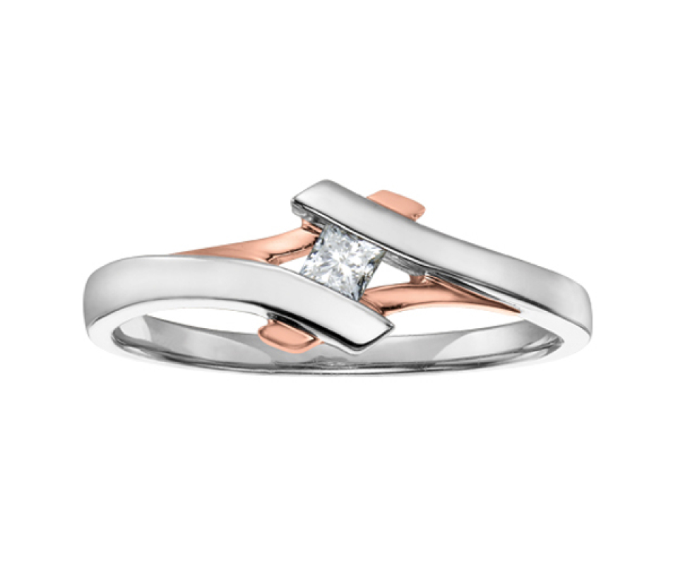 BAGUE EN OR 10K 2 TONS SERTIE D'UN DIAMANT PRINCESSE - CR AM193 - DIAMANT CANADIEN